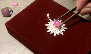 Прилепско богатство – снежно белиот мермер, познат во геологијата како ситно зрнеста метаморфна карпа, со уште поголемо скриено богатство во него - МАКЕДОНСКИОТ РУБИН! ОТКРИТИЕ беа во посета на градот под Марковите Кули, разговаравме со кустосот Александар, го посетивме манастирот Св. Архангел и Михаил и во духот на храбрите прилепски јунаци се обидовме да нарачаме Скопско во прилепска кафана. Иии најважно од сѐ, го сретнавме најпознатиот промотор на македонскиот рубин Деан Шкартов Деко, каде ако не кај мермерот барајќи "камчиња". Ни кажа збор, два за прилепските минерали и ни покажа како се обработува рубинот, преточувајќи го во најубаво парче накит.